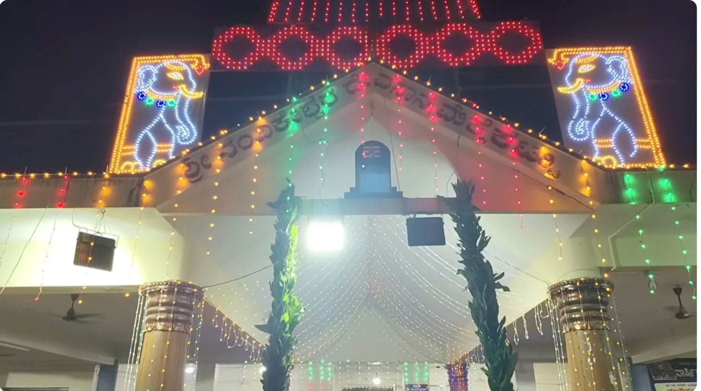 ಹಿಂದಿನ ವಾರ್ಷಿಕ ದೇವಸ್ಥಾನ ಮಹೋತ್ಸವದ ಆಚರಣೆಯ ಸಂದರ್ಭದಲ್ಲಿ ದೀಪಗಳಿಂದ ಅಲಂಕರಿಸಲ್ಪಟ್ಟ ದೇವಸ್ಥಾನದ ಪ್ರವೇಶದ್ವಾರ.