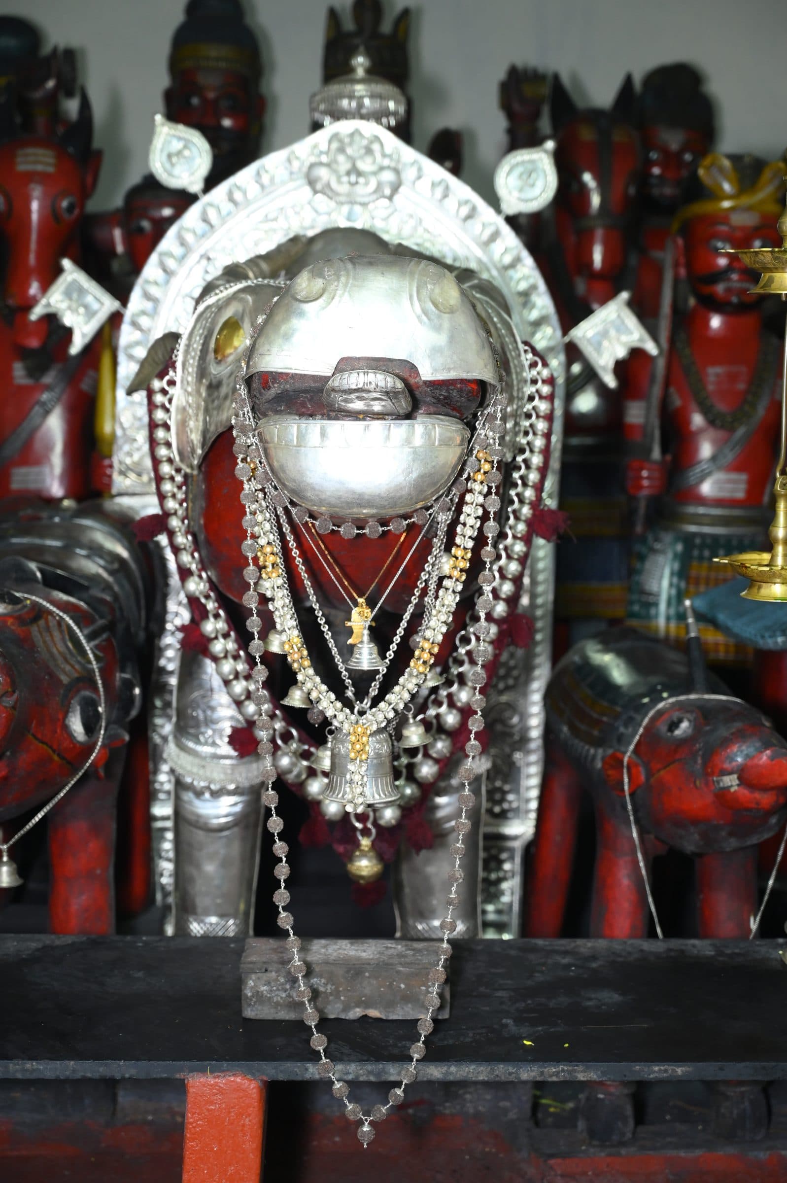 ಮೆಕ್ಕೆಕಟ್ಟು ಶ್ರೀ ನಂದಿಕೇಶ್ವರ ದೇವಸ್ಥಾನದ ಒಳಗೆ ತೆಗೆದ ಛಾಯಾಚಿತ್ರ; ಒಂದೇ ದಾಖಲೀಕರಣ ಭೇಟಿಯಲ್ಲಿ ತೆಗೆದ ಸರಣಿಯ ಪೈಕಿ ಒಂದು.