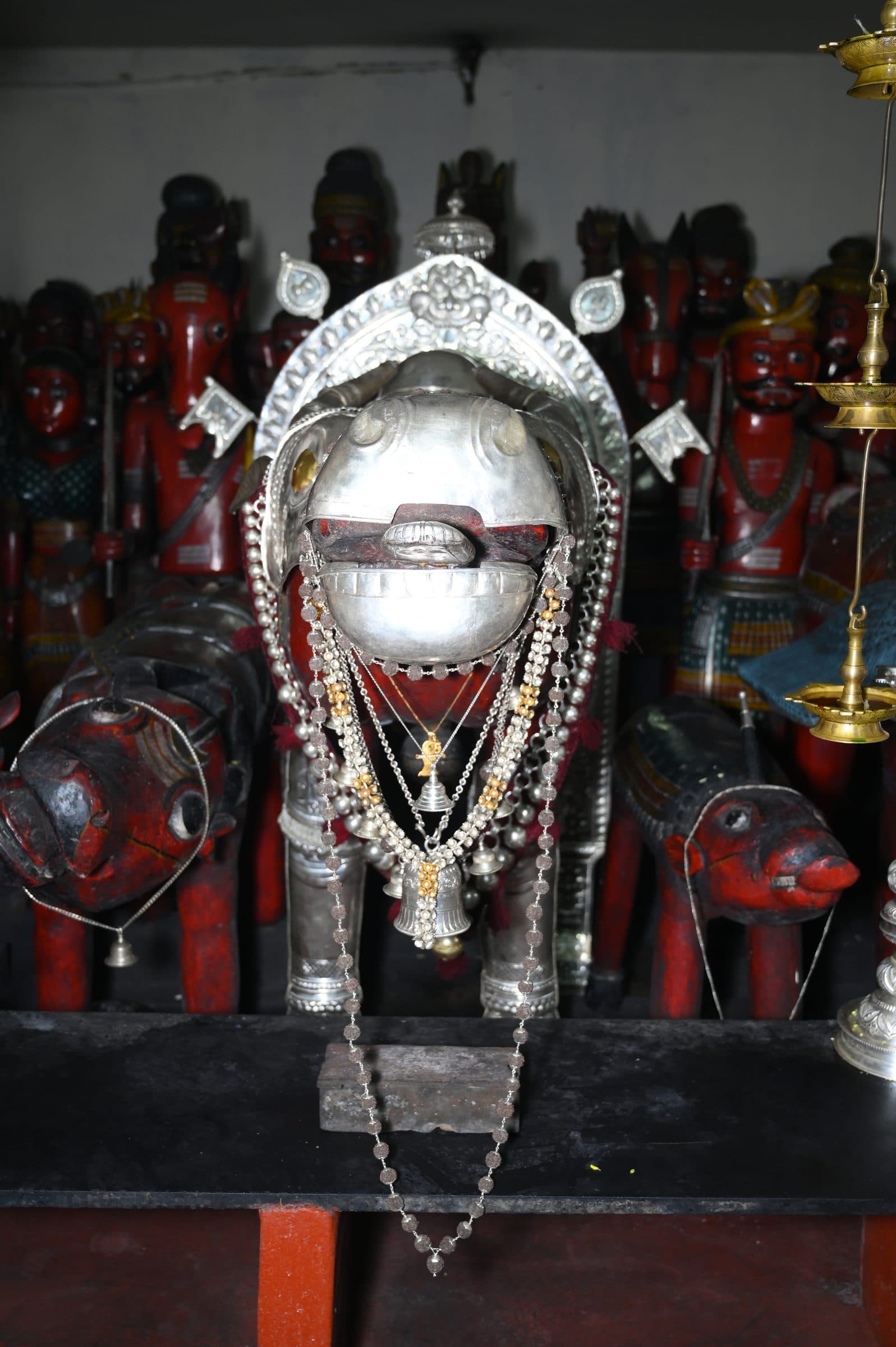ಮೆಕ್ಕೆಕಟ್ಟು ಶ್ರೀ ನಂದಿಕೇಶ್ವರ ದೇವಸ್ಥಾನದ ಒಳಗೆ ತೆಗೆದ ಛಾಯಾಚಿತ್ರ; ಒಂದೇ ದಾಖಲೀಕರಣ ಭೇಟಿಯಲ್ಲಿ ತೆಗೆದ ಸರಣಿಯ ಪೈಕಿ ಒಂದು.