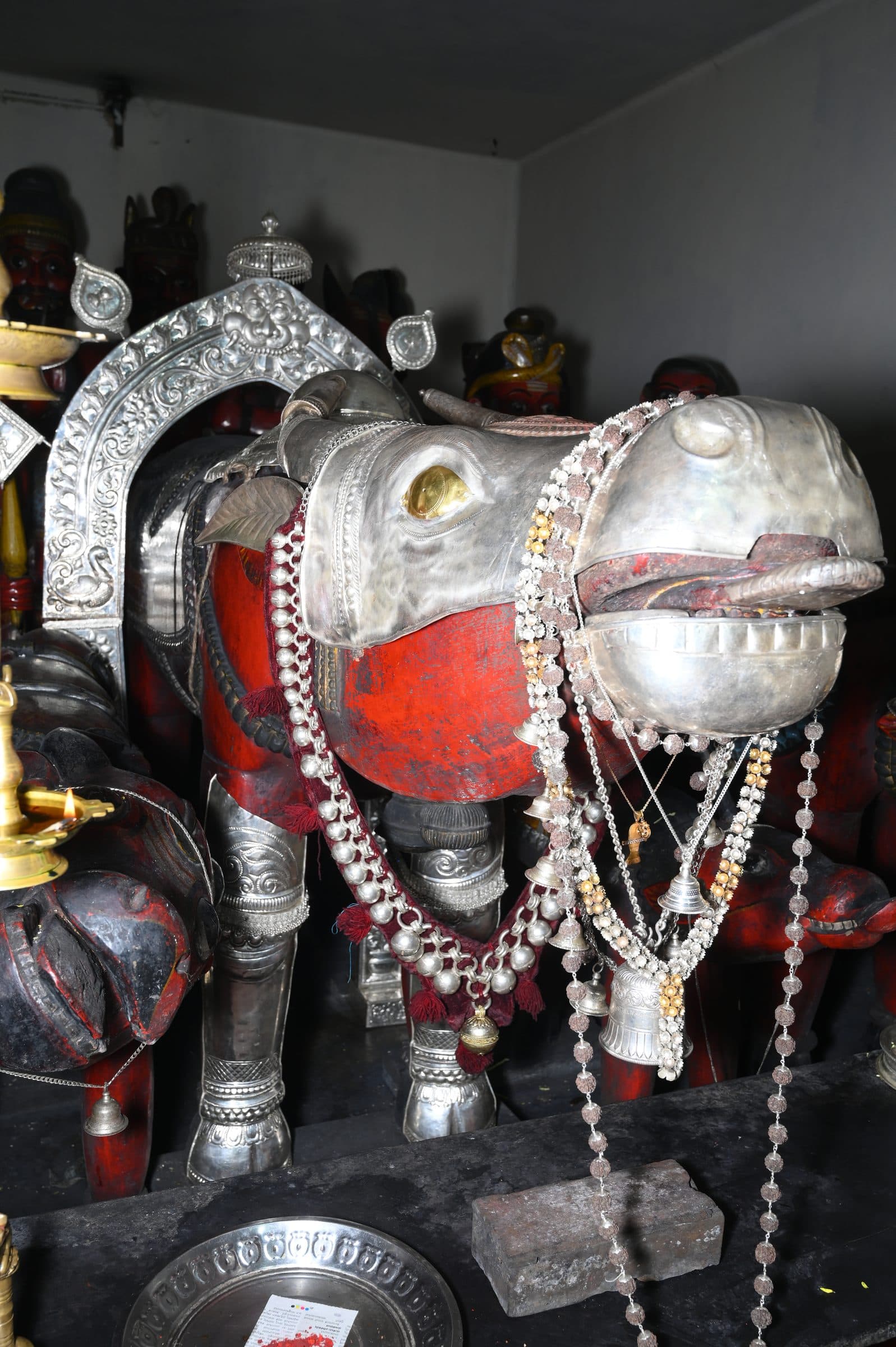 ಮೆಕ್ಕೆಕಟ್ಟು ಶ್ರೀ ನಂದಿಕೇಶ್ವರ ದೇವಸ್ಥಾನದ ಒಳಗೆ ತೆಗೆದ ಛಾಯಾಚಿತ್ರ; ಒಂದೇ ದಾಖಲೀಕರಣ ಭೇಟಿಯಲ್ಲಿ ತೆಗೆದ ಸರಣಿಯ ಪೈಕಿ ಒಂದು.