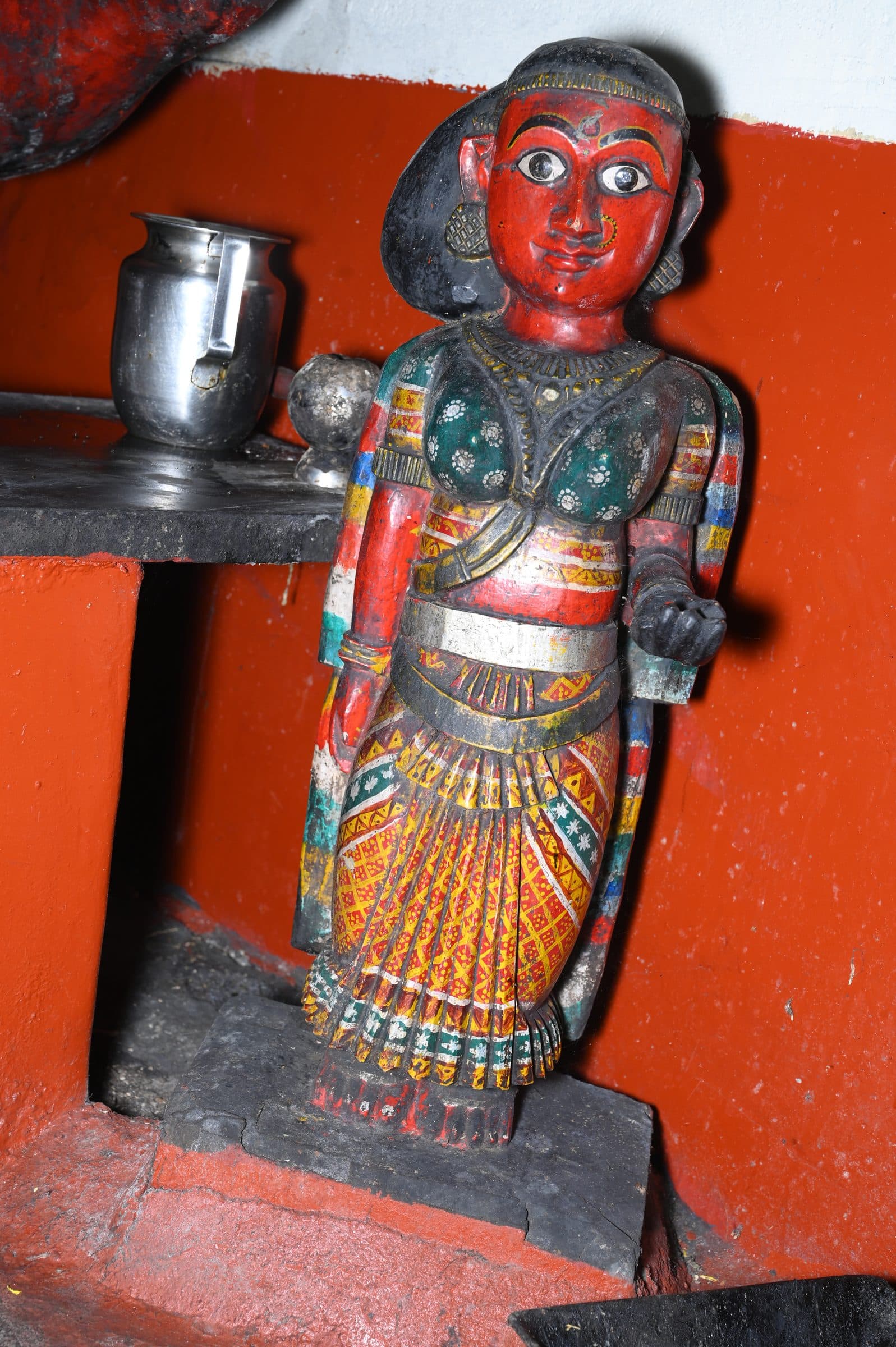ಮೆಕ್ಕೆಕಟ್ಟು ಶ್ರೀ ನಂದಿಕೇಶ್ವರ ದೇವಸ್ಥಾನದ ಒಳಗೆ ತೆಗೆದ ಛಾಯಾಚಿತ್ರ; ಒಂದೇ ದಾಖಲೀಕರಣ ಭೇಟಿಯಲ್ಲಿ ತೆಗೆದ ಸರಣಿಯ ಪೈಕಿ ಒಂದು.