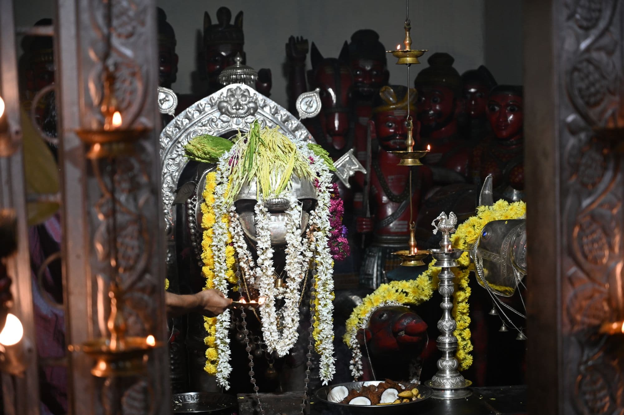 ಮೆಕ್ಕೆಕಟ್ಟು ದೇವಸ್ಥಾನದಲ್ಲಿ ಹೂವಿನ ಹಾರಗಳು ಮತ್ತು ದೀಪಗಳಿಂದ ಅಲಂಕೃತವಾದ ಶ್ರೀ ನಂದಿಕೇಶ್ವರ ದೇವರು